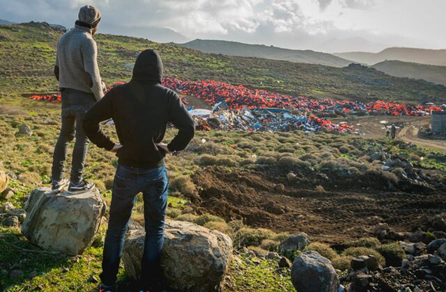 Flüchtlingshelfer Jan Erdl und Artur Klassen schauen auf einen Schwimmwestenfriedhof